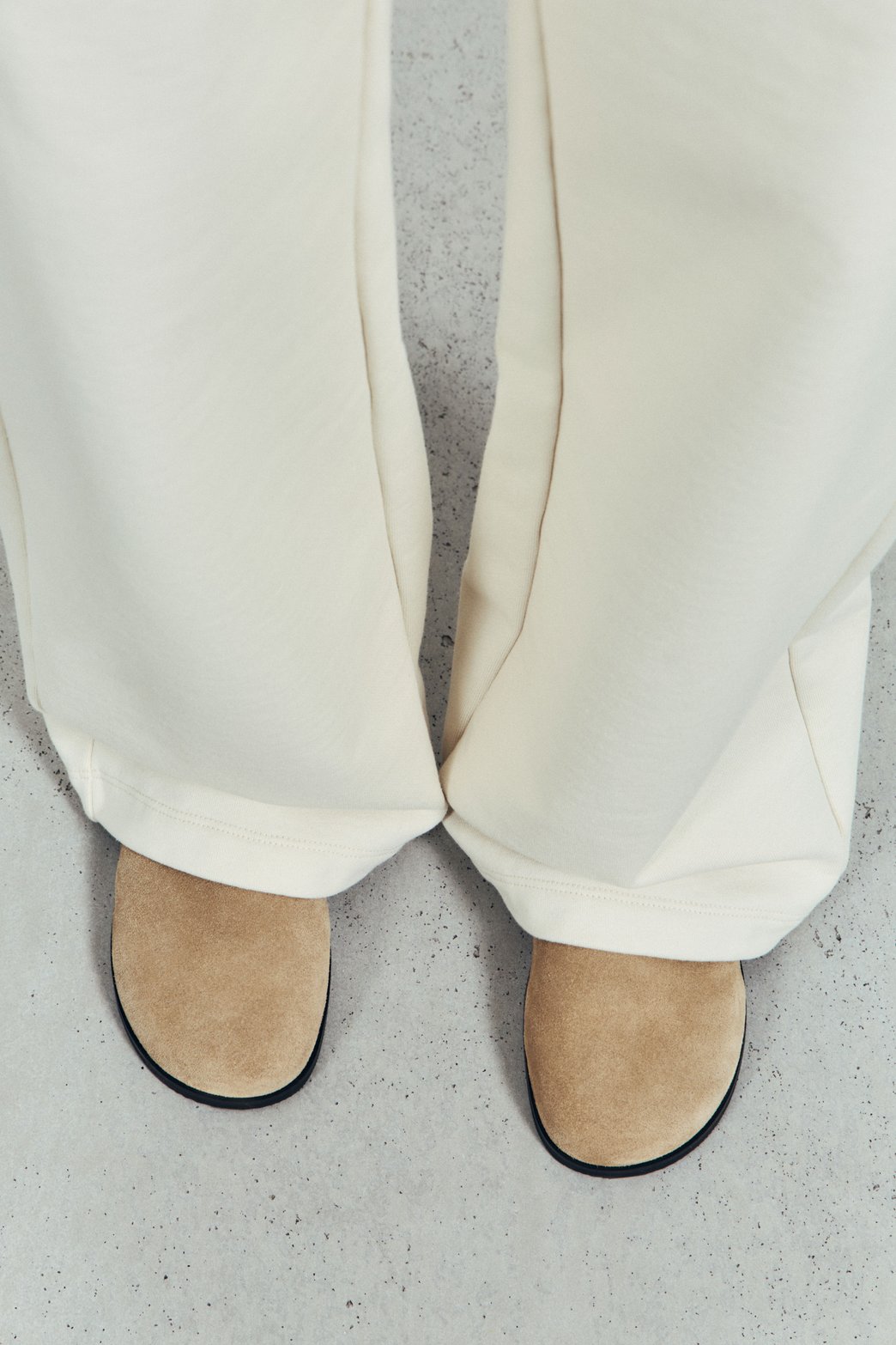 Suede clogs with a strap — image 1