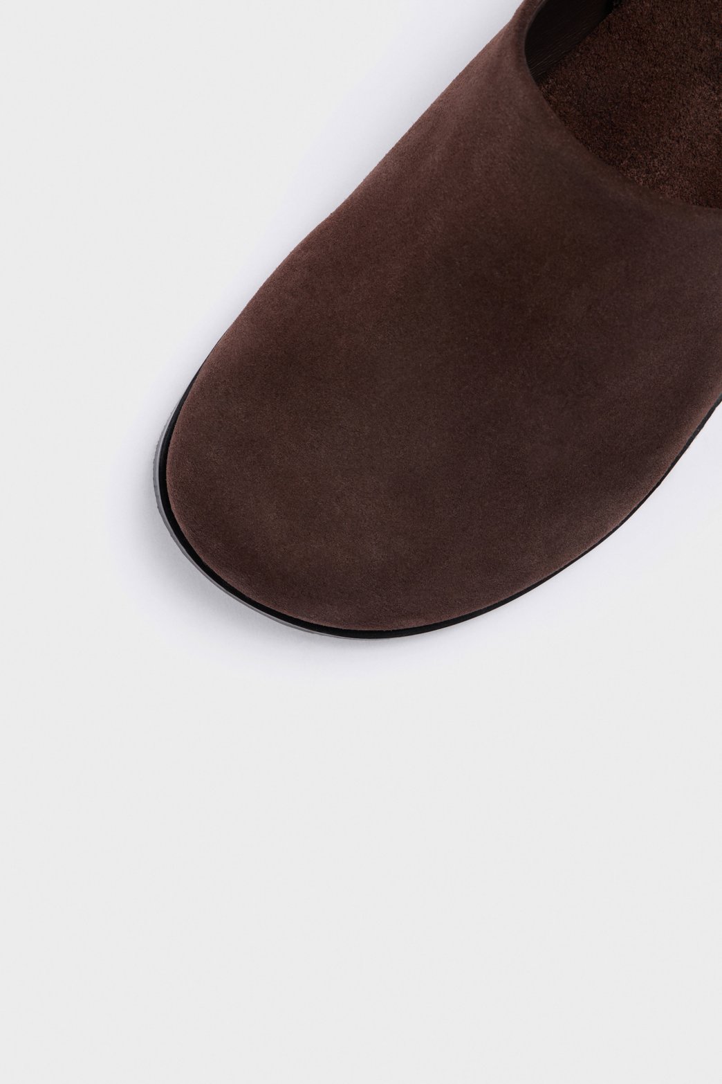 Suede clogs with a strap — image 3
