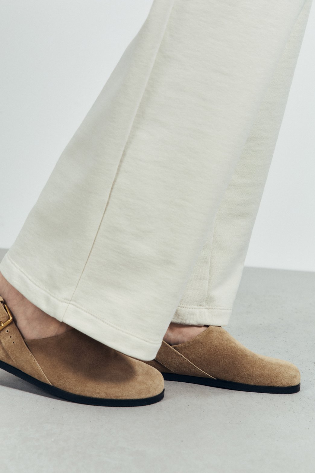 Suede clogs with a strap — image 4